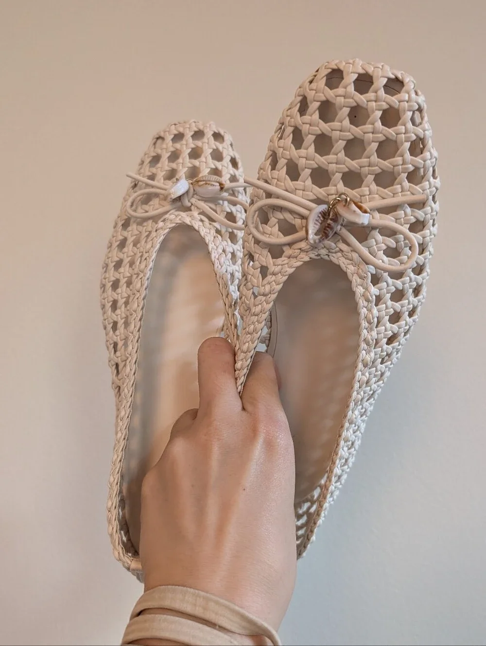Camila Coelho Sz 7.5 Woven Shell-Accent Ballet Flats in White/Cream